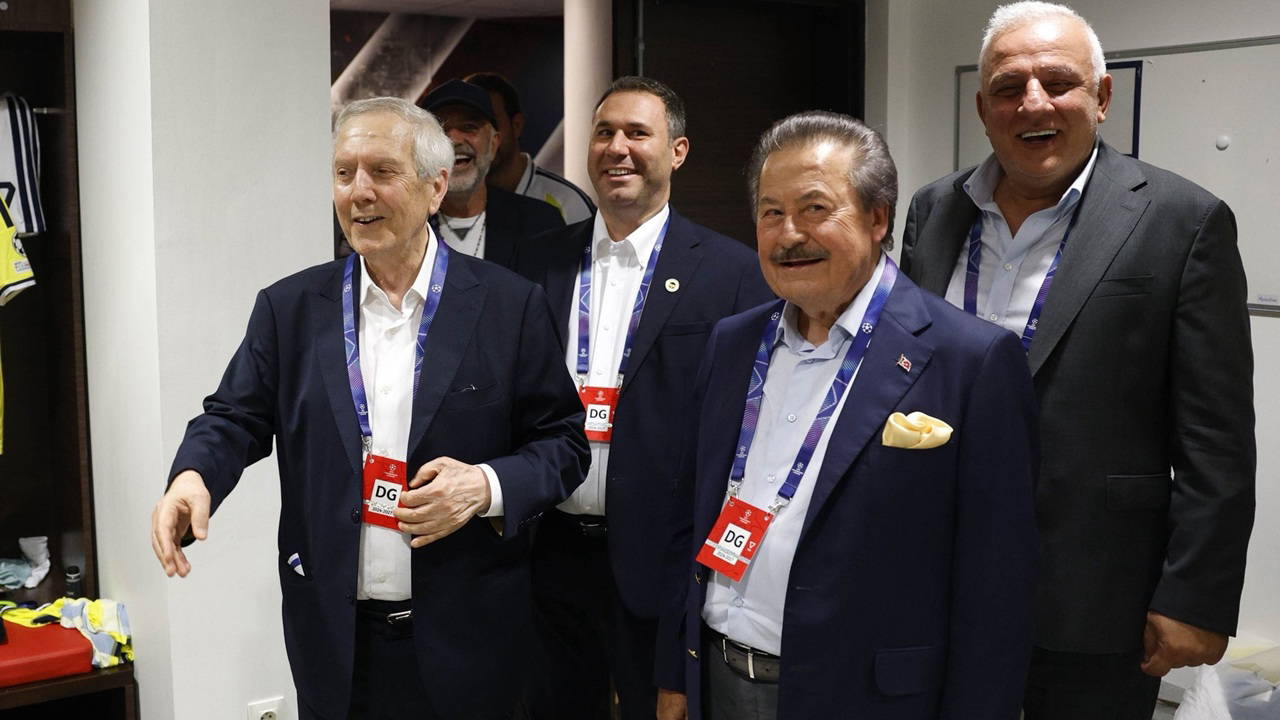 Aziz Yıldırım, Lyon maçı sonrası soyunma odasına indi: 'Tarihi bir başarı elde ettiniz'