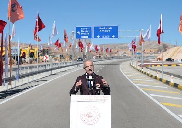 Bakan Uraloğlu Korkuteli-Elmalı yolunu açtı