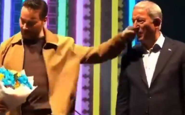 Talihsiz kaza! Sinan Akçıl Hulusi Akar’ın yüzüne yanlışlıkla çarptı