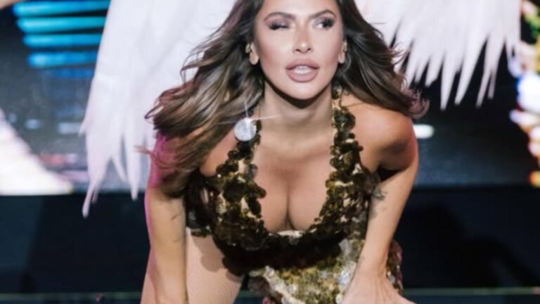 Hadise moda haftasına cesur seçimiyle damga vurdu! Derin dekoltesi olay yarattı