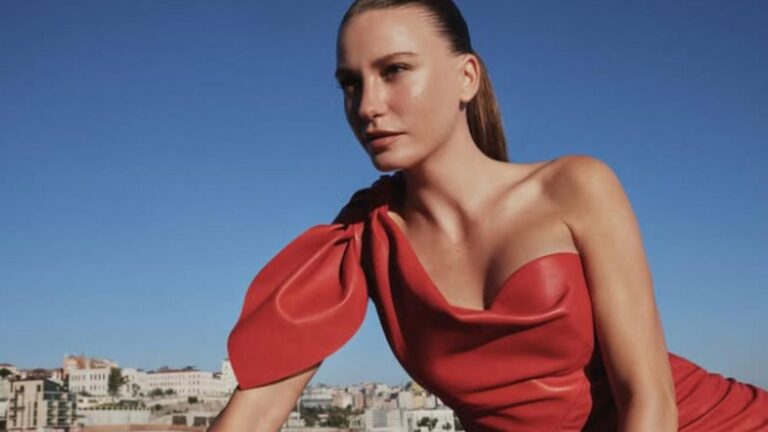 Serenay Sarıkaya podyumda şov yaptı! Püsküllü elbisesiyle bakana bir daha baktırdı! ”Bambaşka bir seviye”